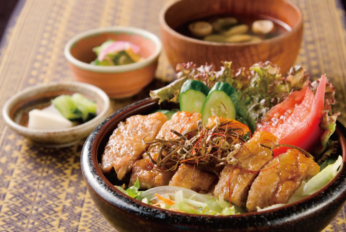 城端ポークの照り焼き昆布サラダ丼（数量限定）